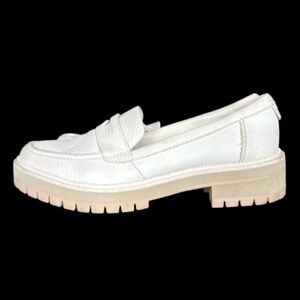 Tom’s the Clara Loafer. Excellent condition cream colored ladies 8 1/2. Leather.